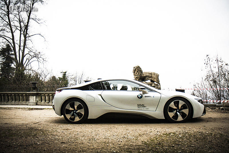 BMW i8 strada 11